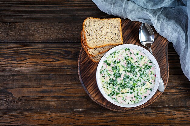Soupe froide traditionnelle russe okroshka