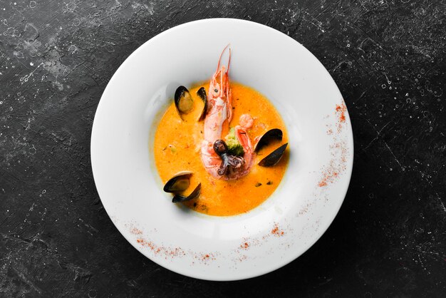 Soupe de fruits de mer Crevettes Moules Pieuvres Vue de dessus du menu du restaurant Espace libre pour le texte