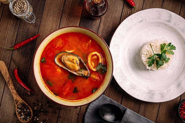 Soupe de fruits de mer thaïlandaise gastronomique tom yam avec du riz