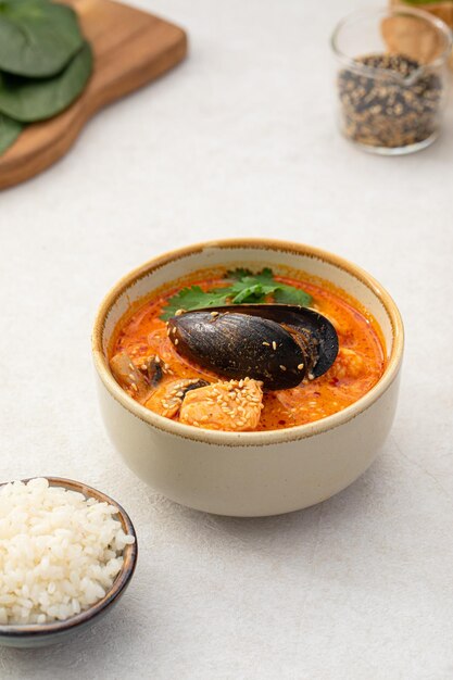 Soupe de fruits de mer Tom Yam avec du riz