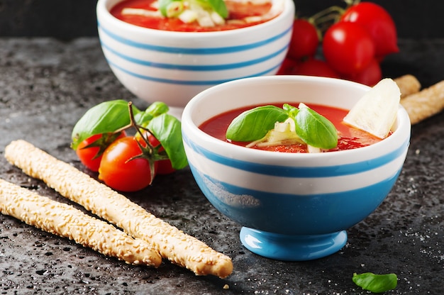 Soupe de gaspacho au concombre et pain