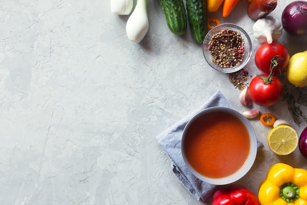 Soupe de gaspacho aux tomates et légumes frais