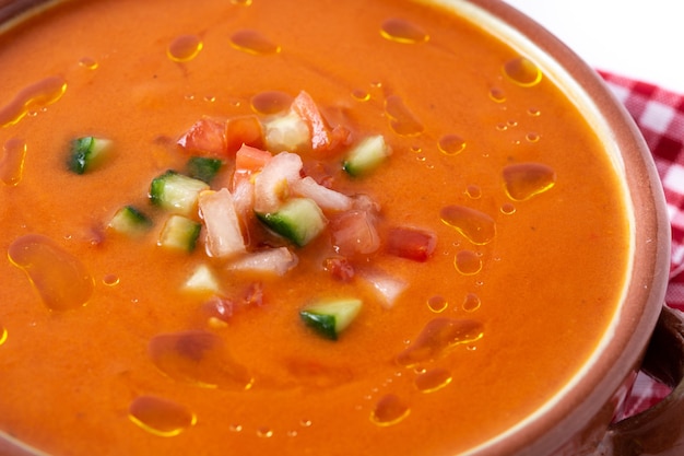 Soupe de gaspacho dans une mijoteuse isolée.