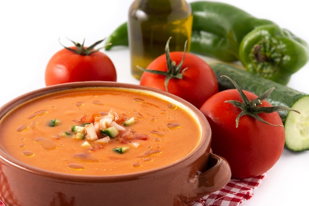 Soupe de gaspacho dans une mijoteuse isolée.