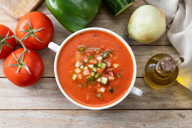 Soupe de gaspacho espagnole traditionnelle dans un bol sur tablexA en bois