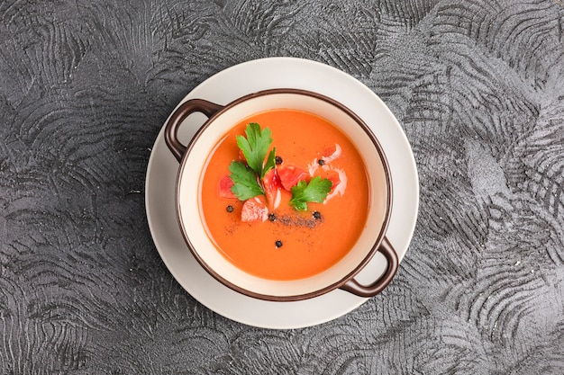 Soupe de gaspacho froid espagnol avec tomates et herbes fraîches