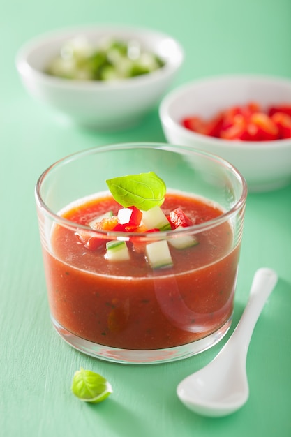 Soupe de gaspacho froide en verre et ingrédients