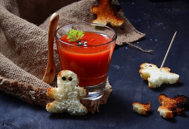 Soupe de gaspacho d&#39;Halloween et croûtons qui ressemblent à du voodoo