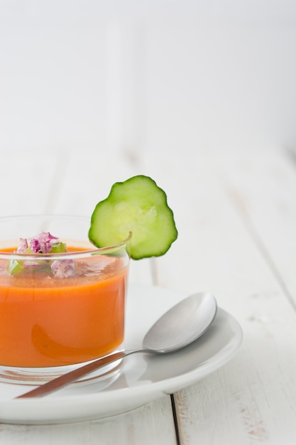 Soupe de gaspacho en verre sur table en bois