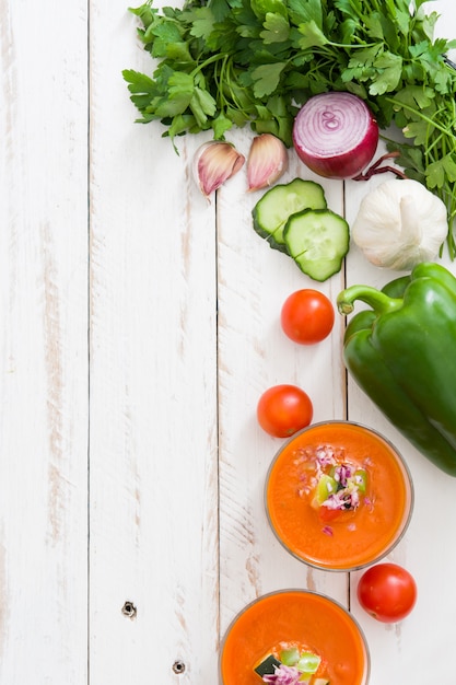 Soupe de gaspacho en verre sur table en bois