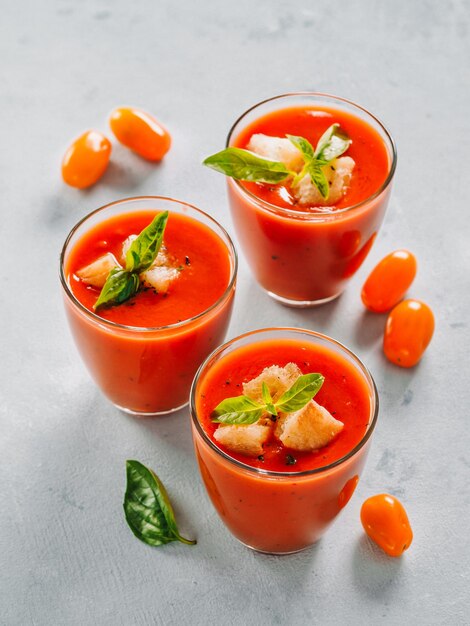 Soupe gaspacho en verre vertical