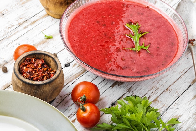 Soupe gazpacho froide traditionnelle