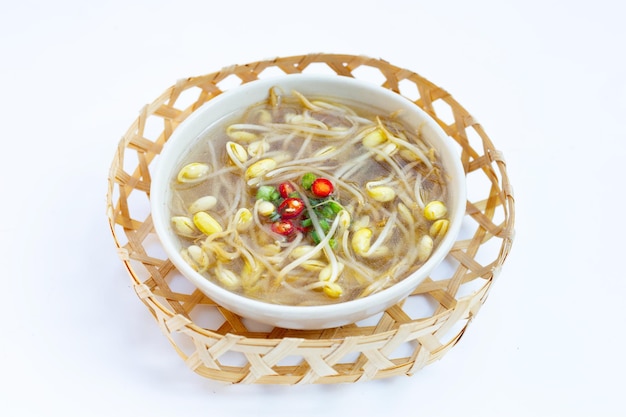 Soupe de germes de soja dans un bol blanc