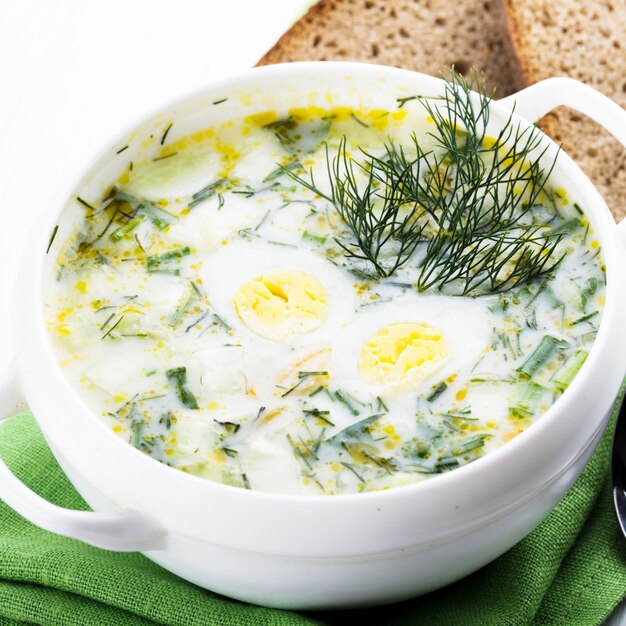 Soupe de hachis de printemps dans un bol blanc sur la serviette verte