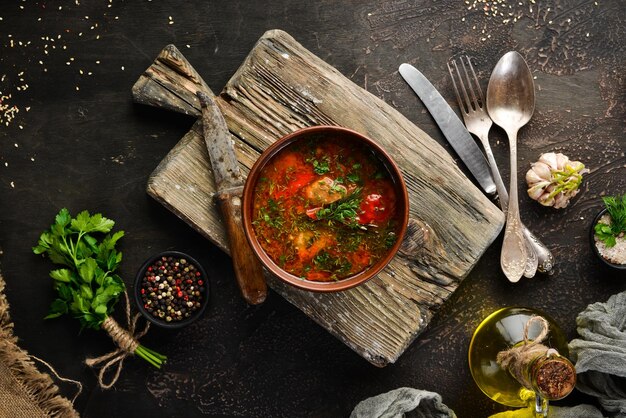 Soupe harcho à la viande et aux tomates Cuisine ukrainienne Vue de dessus Espace libre pour votre texte Style rustique