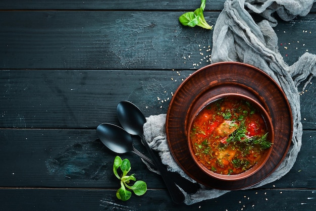 Soupe harcho à la viande et aux tomates Cuisine ukrainienne Vue de dessus Espace libre pour votre texte Style rustique