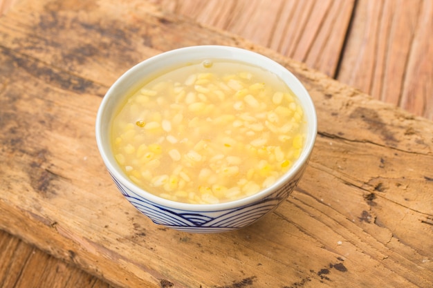 Soupe de haricots verts sur la table