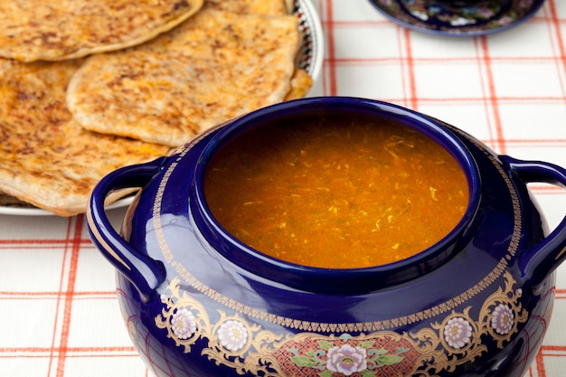 Photo soupe harira marocaine et crêpes fourrées
