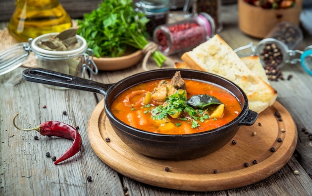 Soupe hongroise de goulache bograch avec des boulettes, sur la table