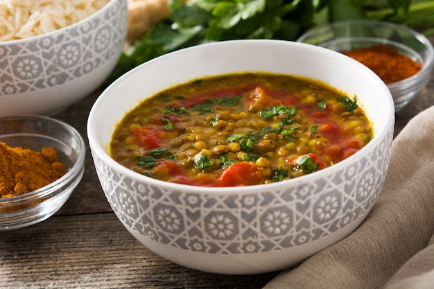 Soupe indienne aux lentilles dal dans un bol