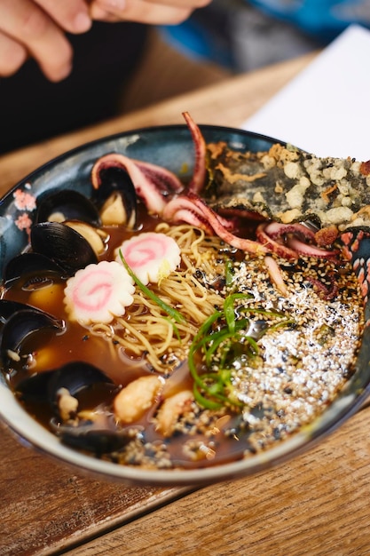 Soupe japonaise asiatique aux nouilles shio ramen avec des œufs de pieuvre et de nombreux types de fruits de mer