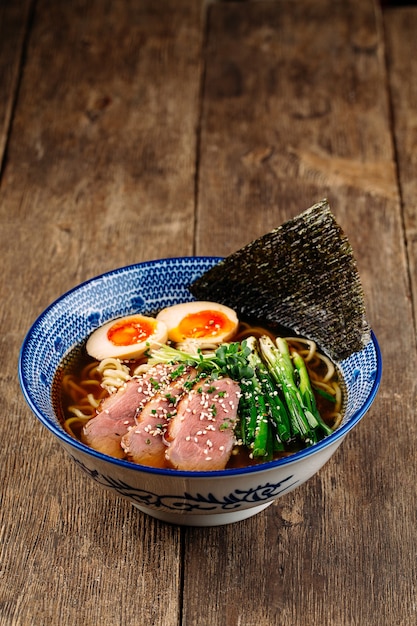 Photo soupe japonaise de nouilles ramen avec pastrami et œufs d'ajitama