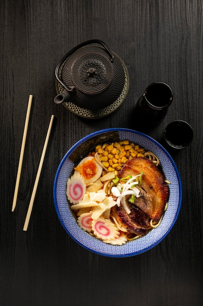 Soupe japonaise de ramen miso sur une surface sombre vue d'en haut. nouilles japonaises.