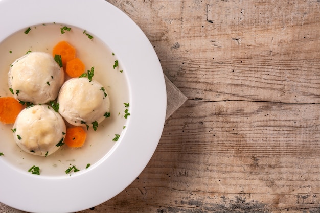 Soupe juive traditionnelle de boule de matsa sur la table en bois