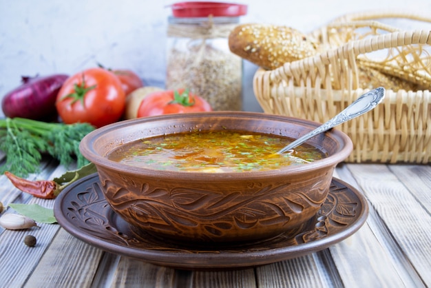 Soupe Kharcho géorgienne traditionnelle avec viande et riz