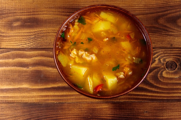 Soupe Kharcho avec viande et riz sur table en bois. Vue de dessus