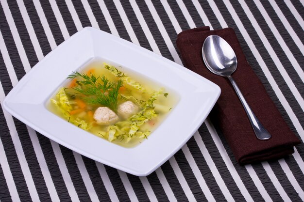 Soupe de légumes sur une assiette blanche