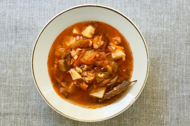 Soupe de légumes aux concombres marinés et riz