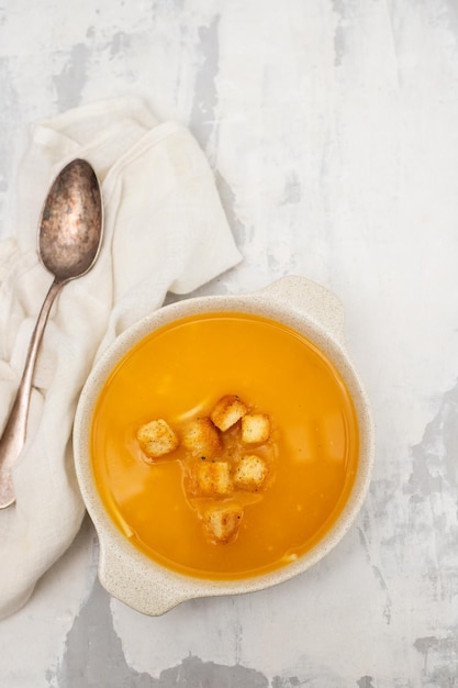 Soupe de légumes aux épinards dans un beau bol