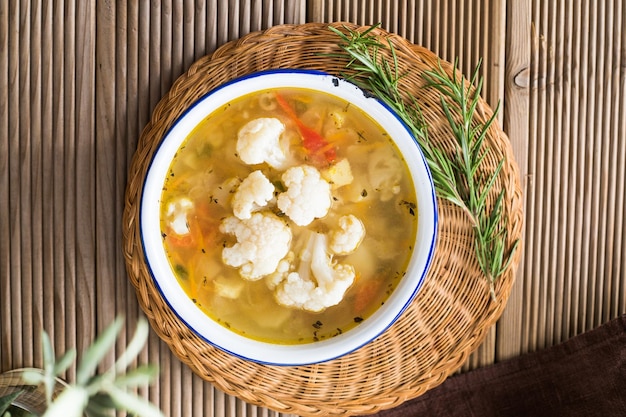 Soupe de légumes aux pommes de terre, carottes et chou-fleur Cuisine maison