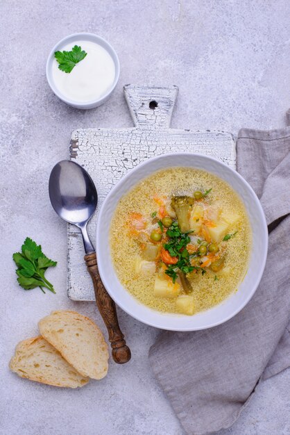 Soupe de légumes aux pommes de terre et chou-fleur