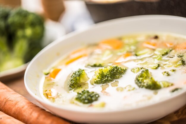 Soupe de légumes de brocoli carotte oignon et autres ingrédients. Nourriture et repas végétariens sains.