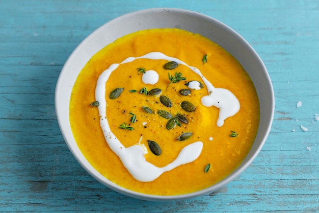 Soupe de légumes à la citrouille avec de la crème