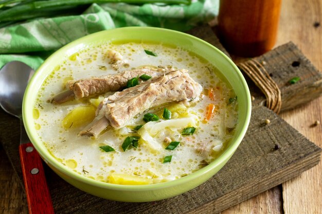 Soupe de légumes à la crème sure au chou et aux côtes de viande