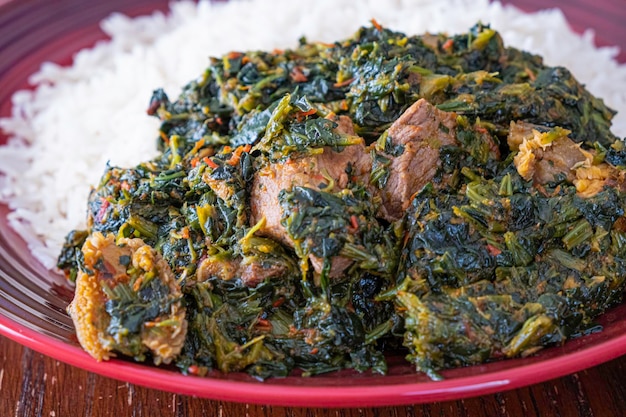 Soupe de légumes épicée nigériane servie avec du riz