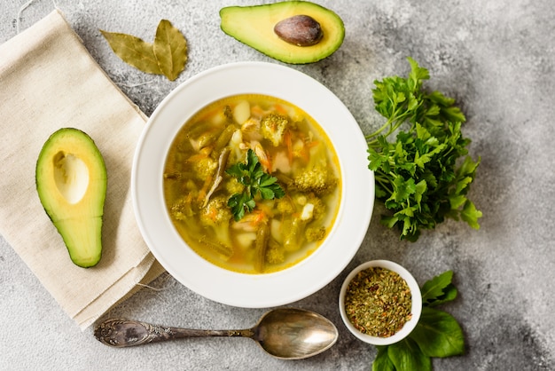 Soupe de légumes et d&#39;épices savoureux sur un fond de béton gris. Il peut être utilisé comme arrière-plan