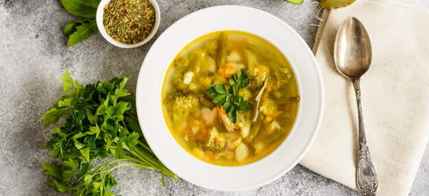 Soupe de légumes et d&#39;épices savoureux sur un fond de béton gris