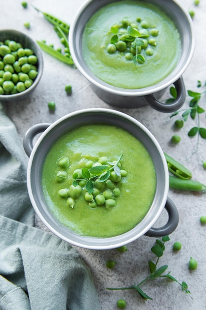 Soupe de légumes frais à base de petits pois