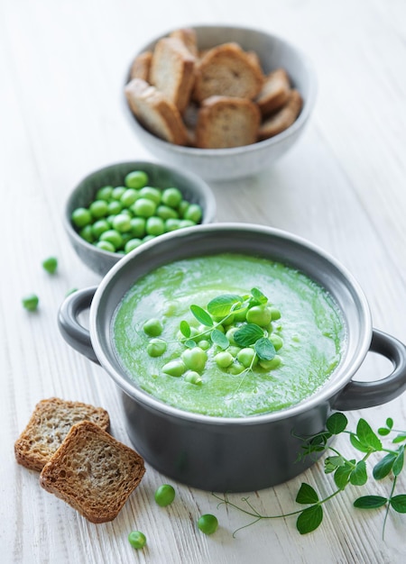 Soupe de légumes frais à base de petits pois