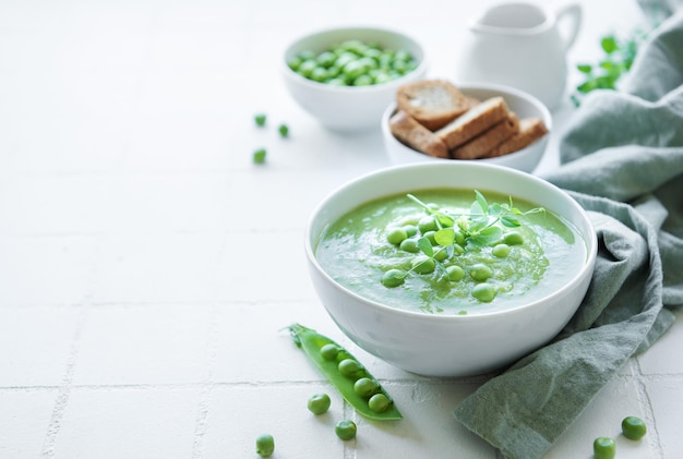 Soupe de légumes frais à base de petits pois