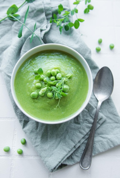 Soupe de légumes frais à base de petits pois