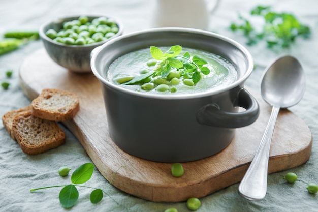 Soupe de légumes frais à base de petits pois