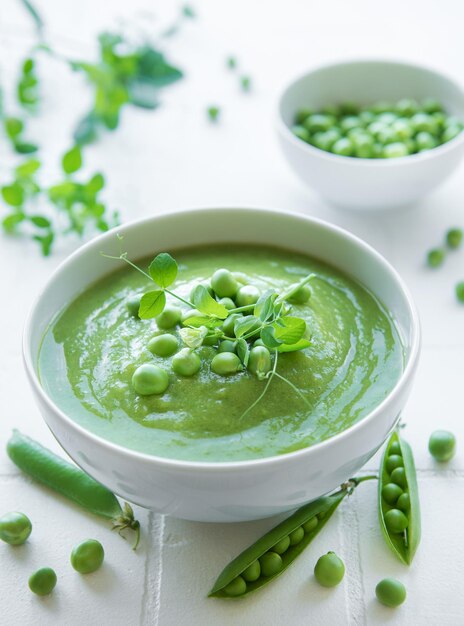 Soupe de légumes frais à base de petits pois