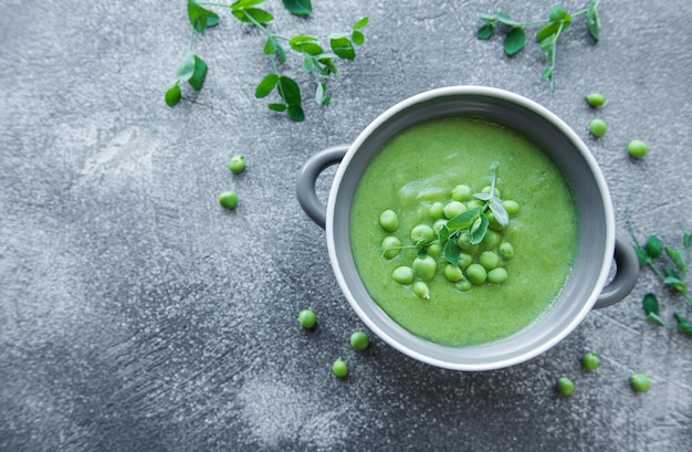 Soupe de légumes frais à base de petits pois