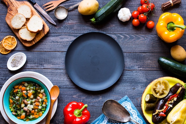 Soupe de légumes frais faite à la maison, sur une table rustique en bois, vue de dessus