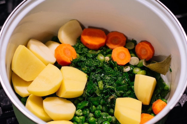Soupe de légumes frais en pot Soupe de légumes végétarienne aux pommes de terre pois verts carottes